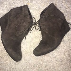 NWOT Clarks  SUEDE wedge ankle booties. Choco. 9.5